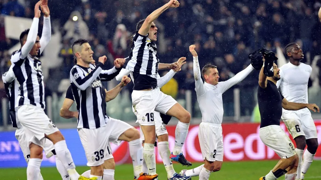 Hráči Juventusu slaví postup