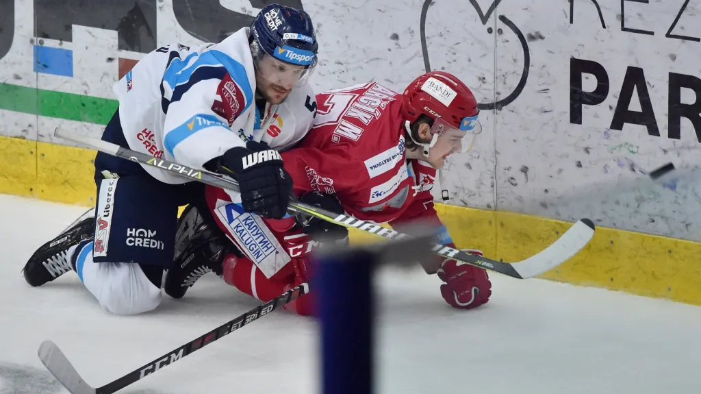 Liberecký bek Ladislav Šmíd v souboji s Michalem Kovařčíkem