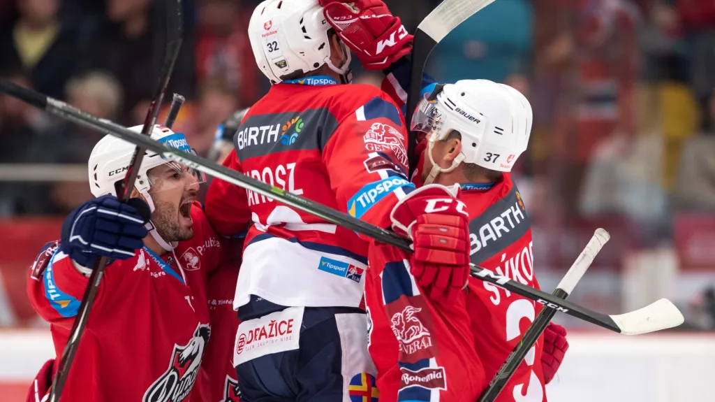 Radující se hokejisté Pardubic