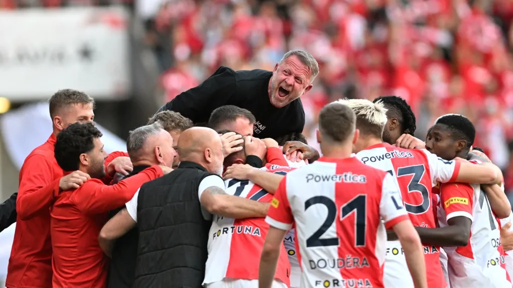 Radost hráčů Slavie po vítězném derby