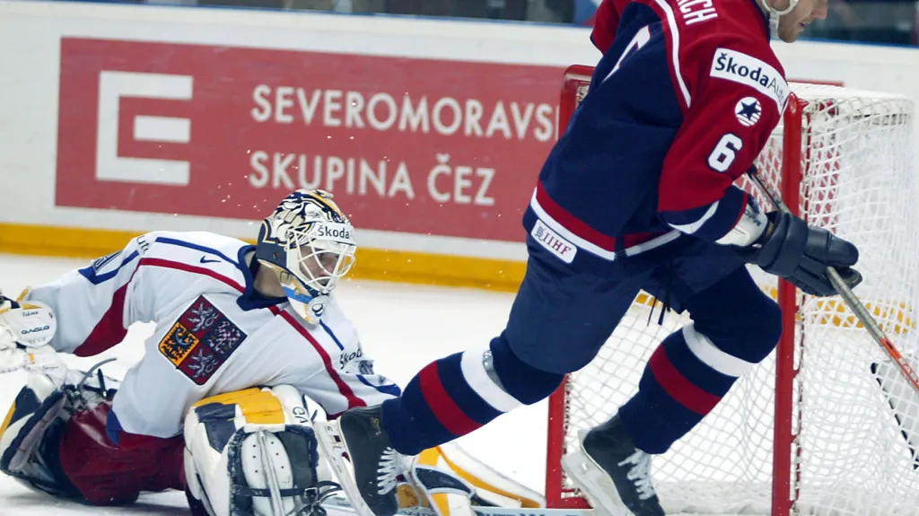 Andy Roach překonává Tomáše Vokouna