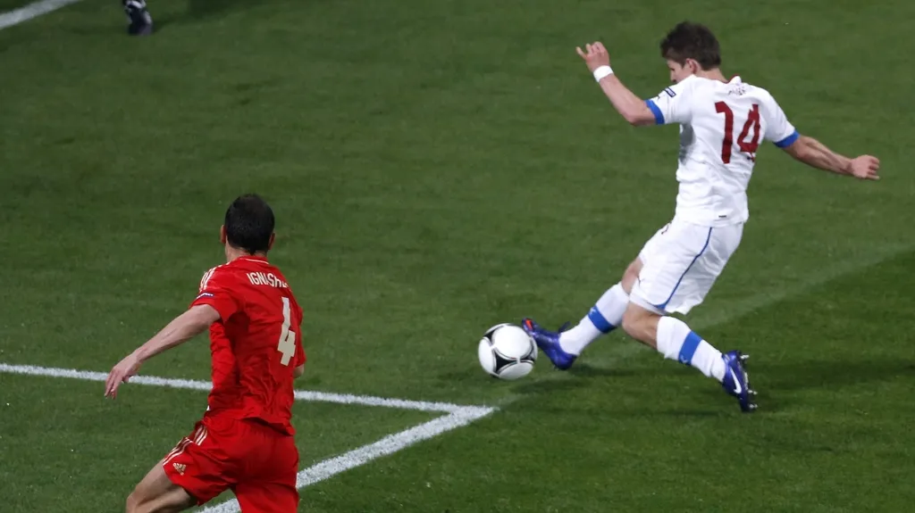 Václav Pilař střílí jediný gól Česka proti Rusům