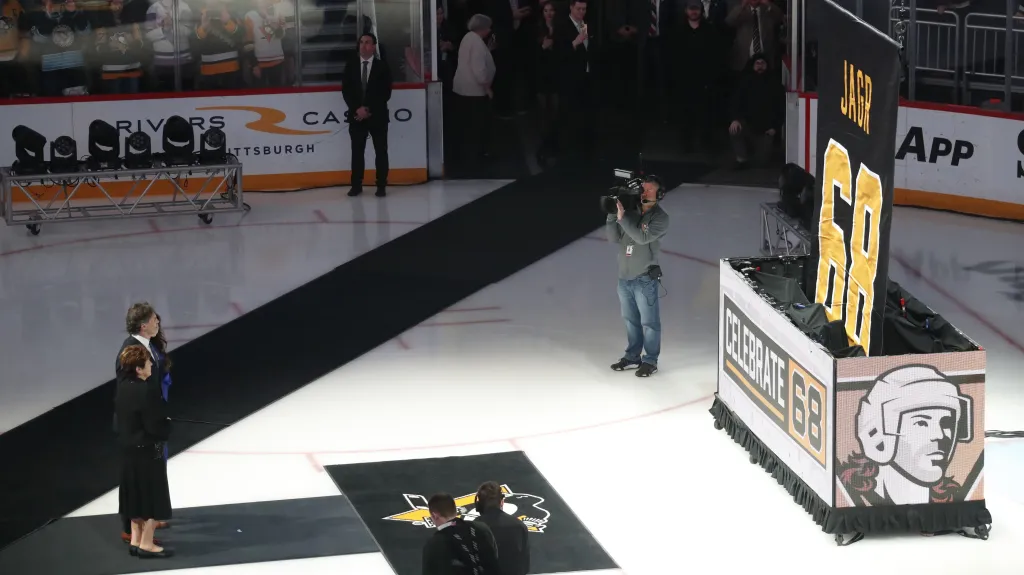 Jaromír Jágr sleduje slavnostní vyřazení svého dresu s číslem 68