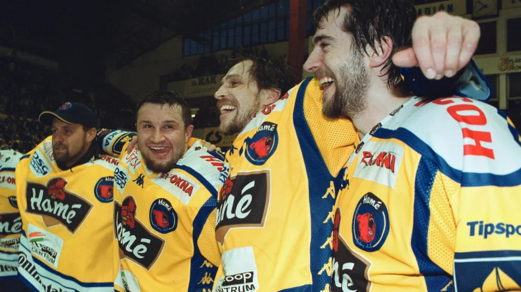 Martin Hamrlík a Miroslav Okál (uprostřed) se radují se spoluhráči z titulu