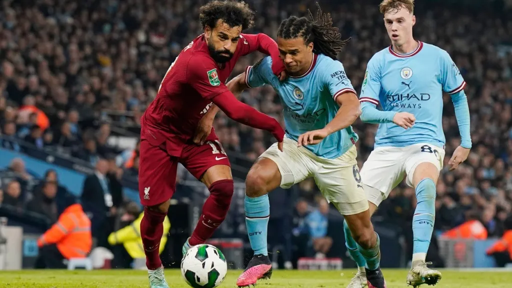 Mo Salah se snaží prosadit přes Nathana Akého