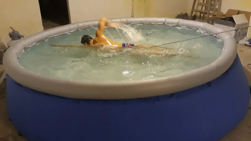 Dálkový plavec Matěj Kozubek trénuje v nafukovacím bazénu a na gumě