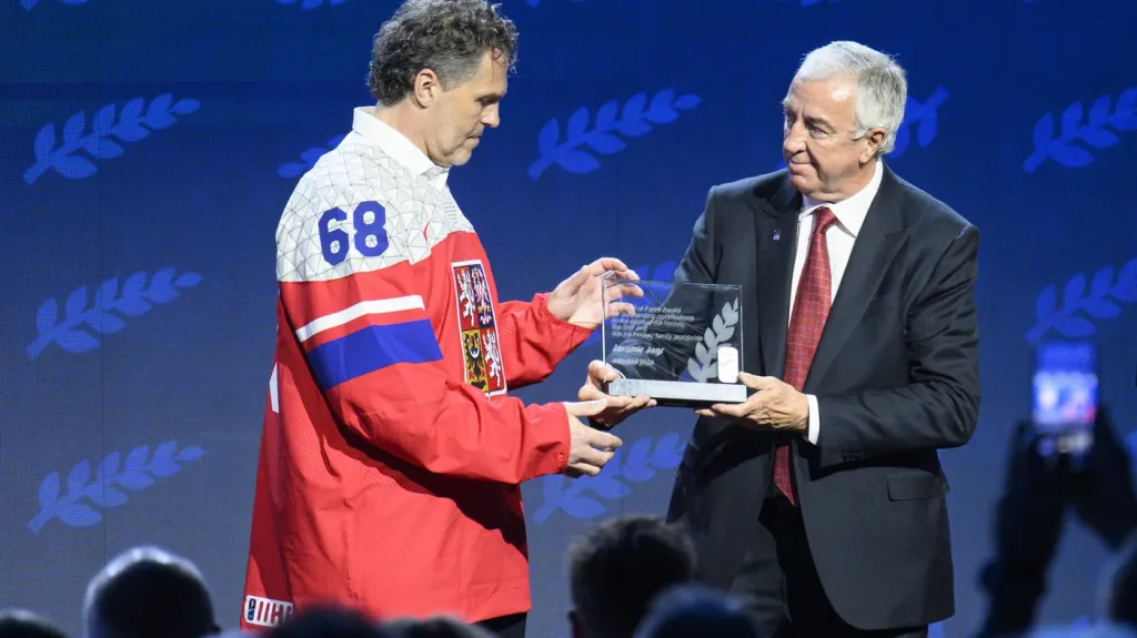 Jaromír Jágr s prezidentem IIHF Lucem Tardiffem