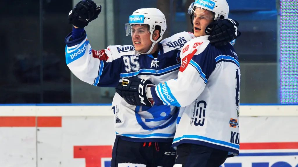 Radující se Miroslav Indrák a Dominik Kubalík