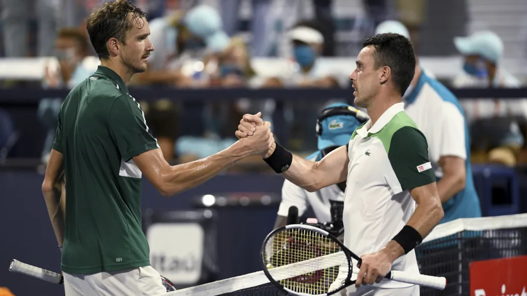 Daniil Medvěděv gratuluje Robertu Bautistovi