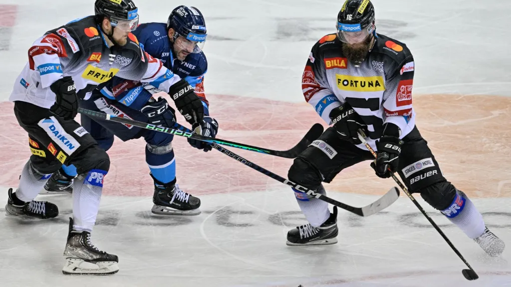 Adam Polášek odehrává puk v utkání s Libercem