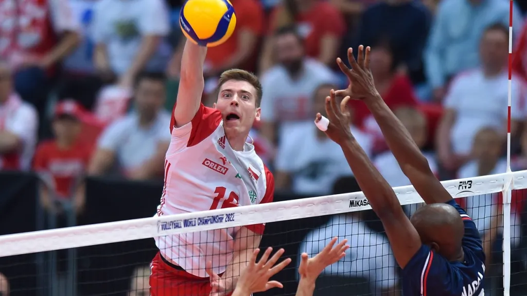 Kamil Semeniuk z Polska smečuje v utkání mistrovství světa