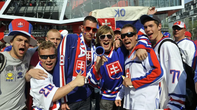 Fanoušci Slovenska před stadionem v Bratislavě