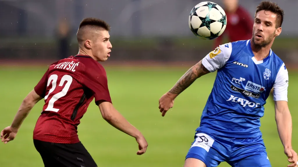 Srdjan Plavšič ze Sparty (vlevo) bojuje o míč se znojemským Matúšem Lackem