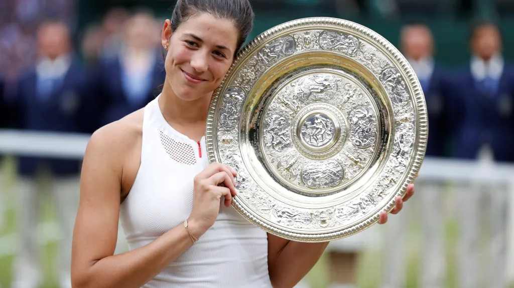 Garbiňe Muguruzaová s trofejí pro vítězku Wimbledonu