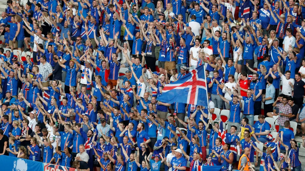 Slavící fanoušci Islandu