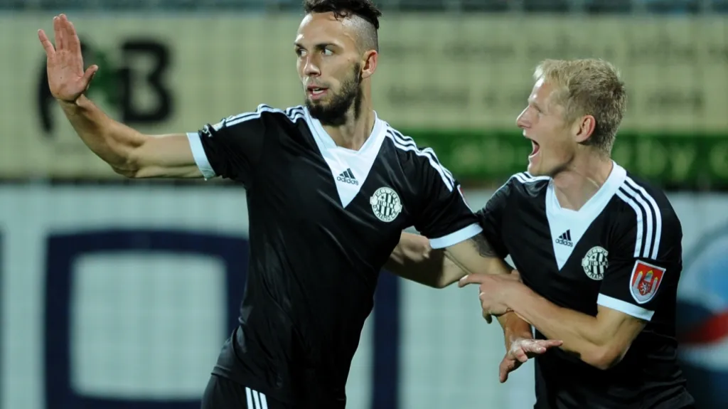 Útočník Dynama Jan Vošahlík (vlevo) a záložník Štěpán Koreš