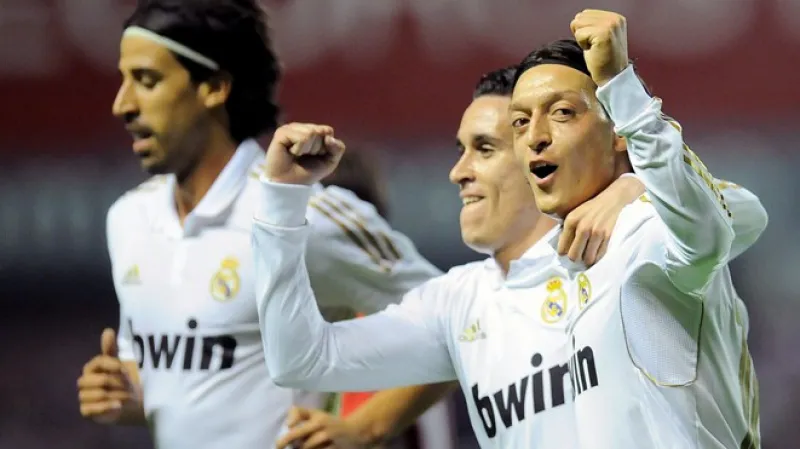 Mesut Özil se raduje se spoluhráči ze vstřelené branky