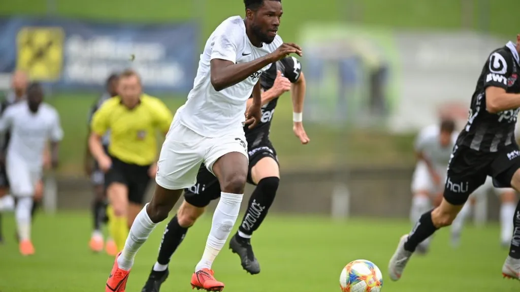 Benjamin Tetteh v utkání s LASK Linec