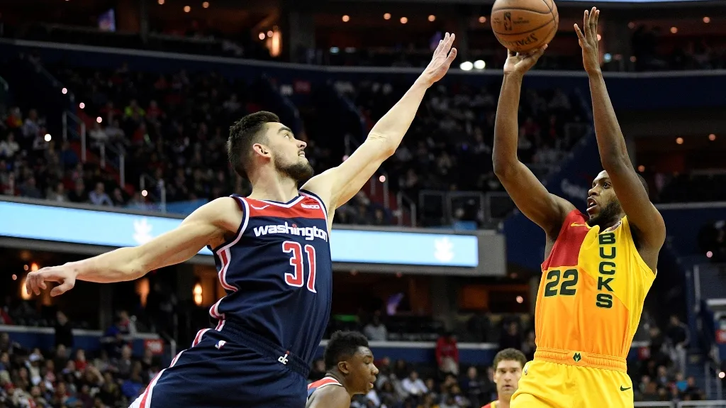 Tomáš Satoranský při obranné práci