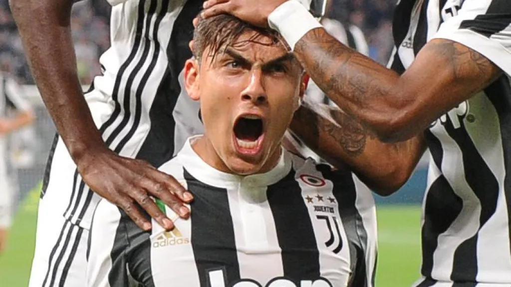 Slavící Paulo Dybala se spoluhráči