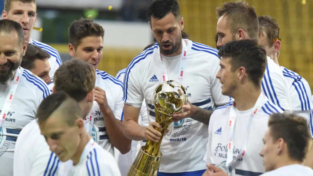 Fotbalisté Mladé Boleslavi s pohárem