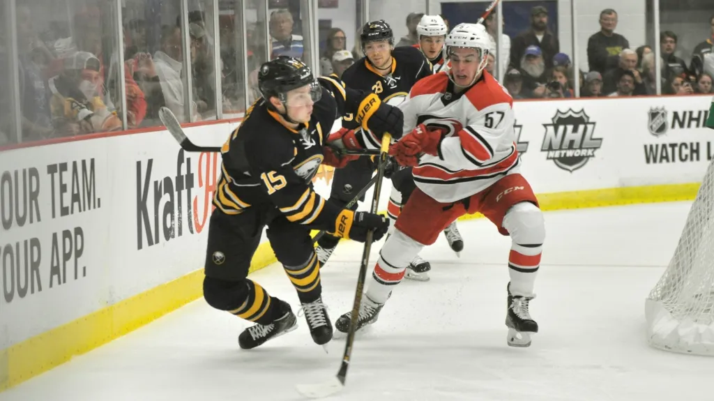 Jack Eichel (vlevo) z Buffala Sabres