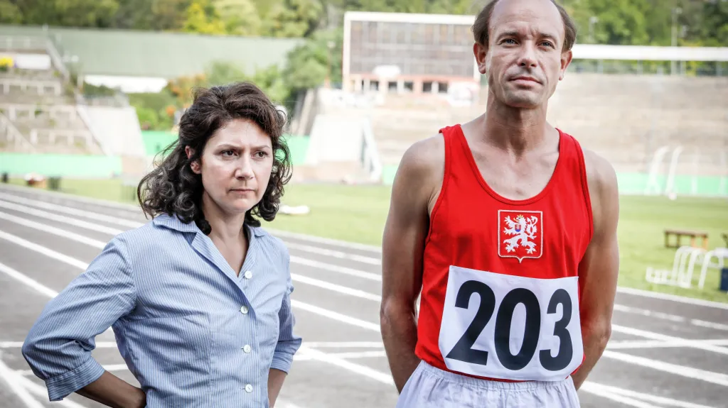 Martha Issová (Dana Zátopková) a Václav Neužil (Emil Zátopek)