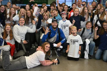 Na volejbalisty čekali na letišti mladí fanoušci