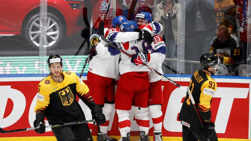 Radost českých hokejistů po gólu v síti Německa