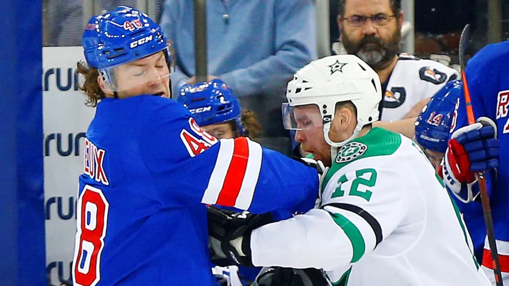 Radek Faksa z Dallasu (vpravo) v utkání s NY Rangers