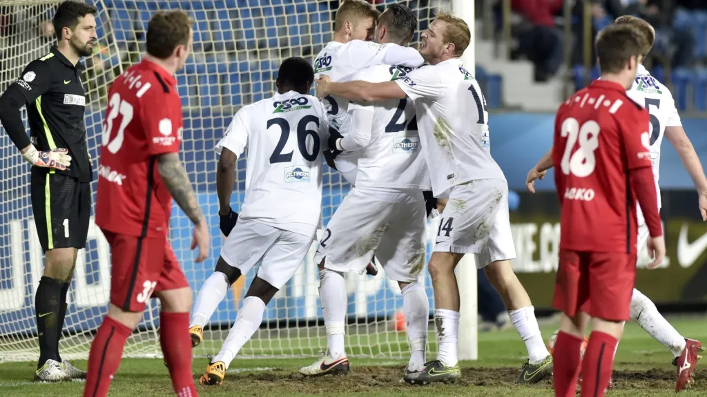 Radující se fotbalisté Slovácka v utkání s Brnem
