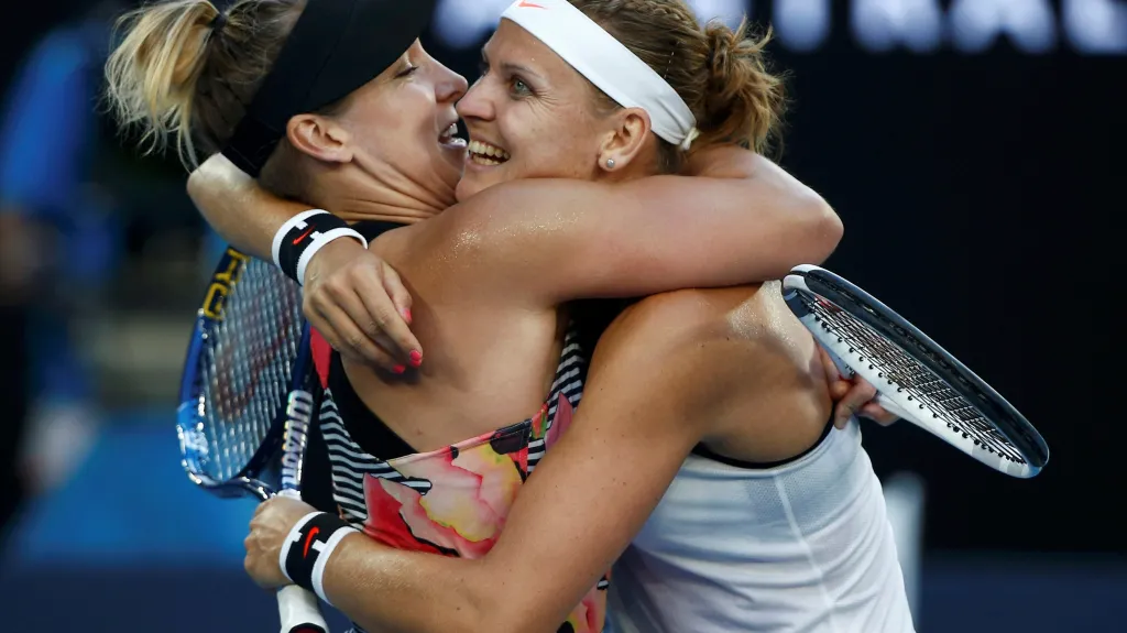 Slavící Lucie Šafářová s Bethanií Mattekovou-Sandsovou