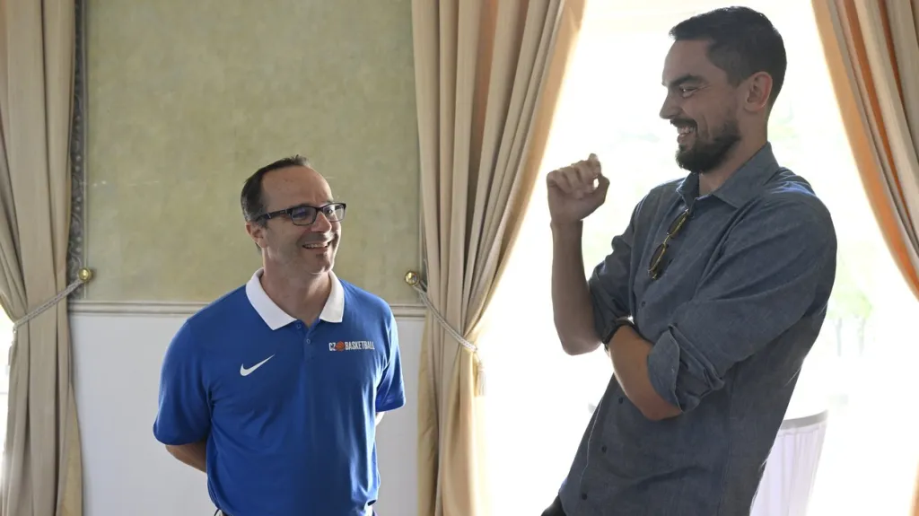 Basketbalista Tomáš Satoranský a nový trenér reprezentace Diego Ocampo