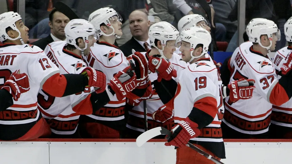 Jiří Tlustý slaví svůj gól s hráči Caroliny