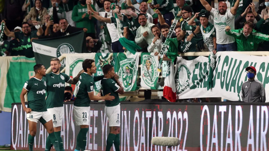 Fotbalisté Palmeiras se radují z gólu se svými fanoušky