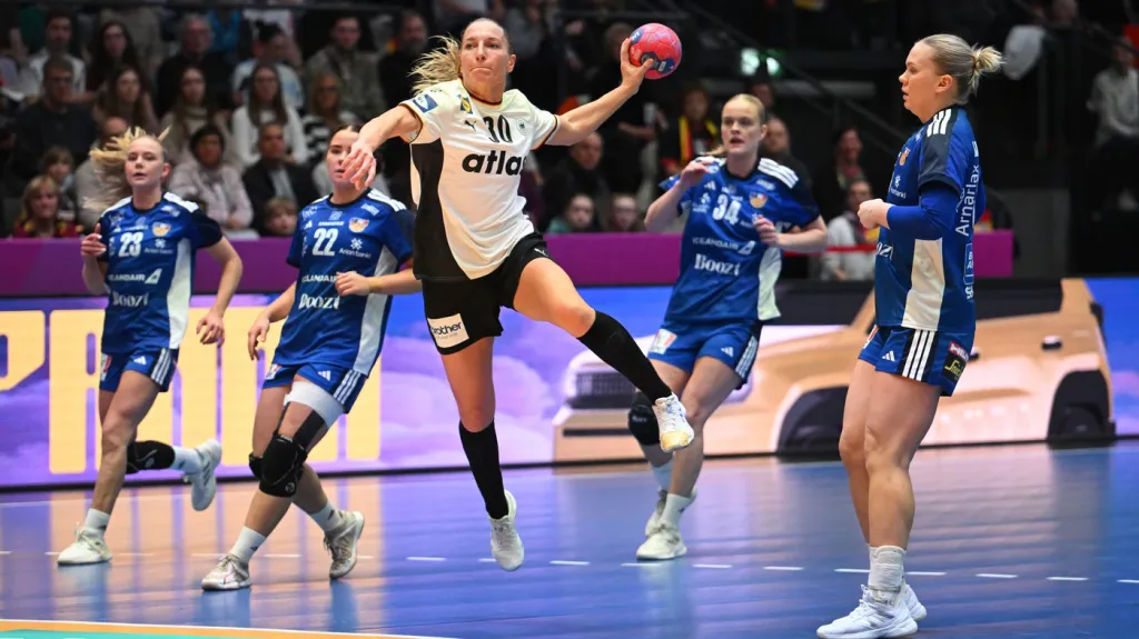 Jenny Behrendová v utkání Německo – Island