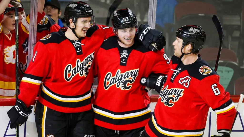 Dennis Wideman se spoluhráči z Calgary