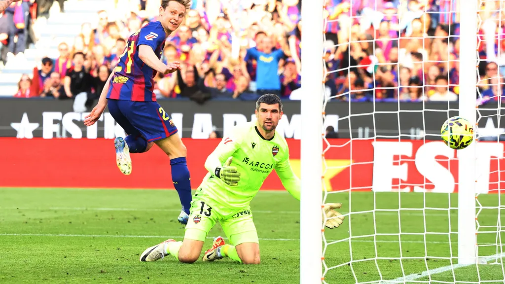 Frenkie de Jong z Barcelony překonává gólmana Levante.