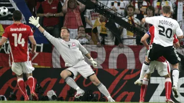 Podolski střílí gól