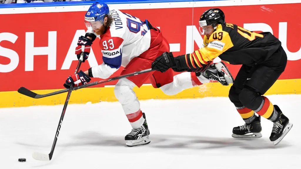 Kapitán Jakub Voráček si chrání puk před Němcem Gerritem Fauserem