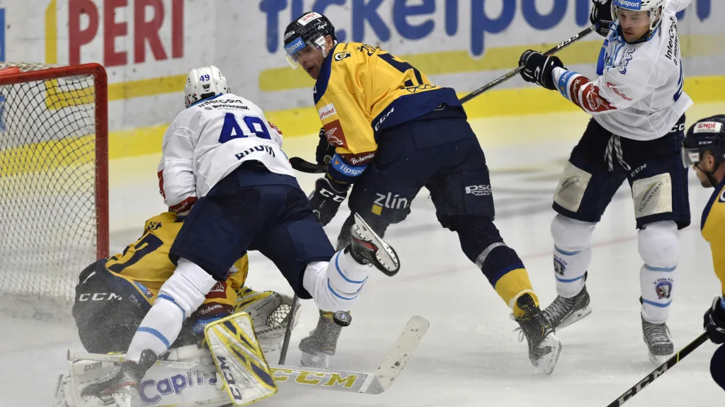 Plzeňský Vojtěch Budík v souboji s brankářem Zlína Danielem Hufem