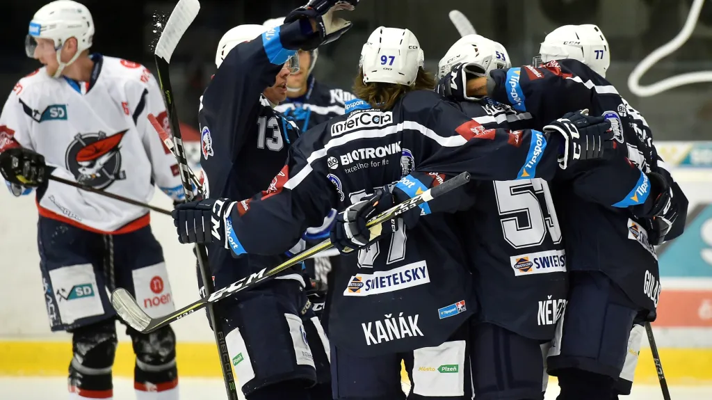 Radující se hokejisté Plzně v utkání proti Chomutovu
