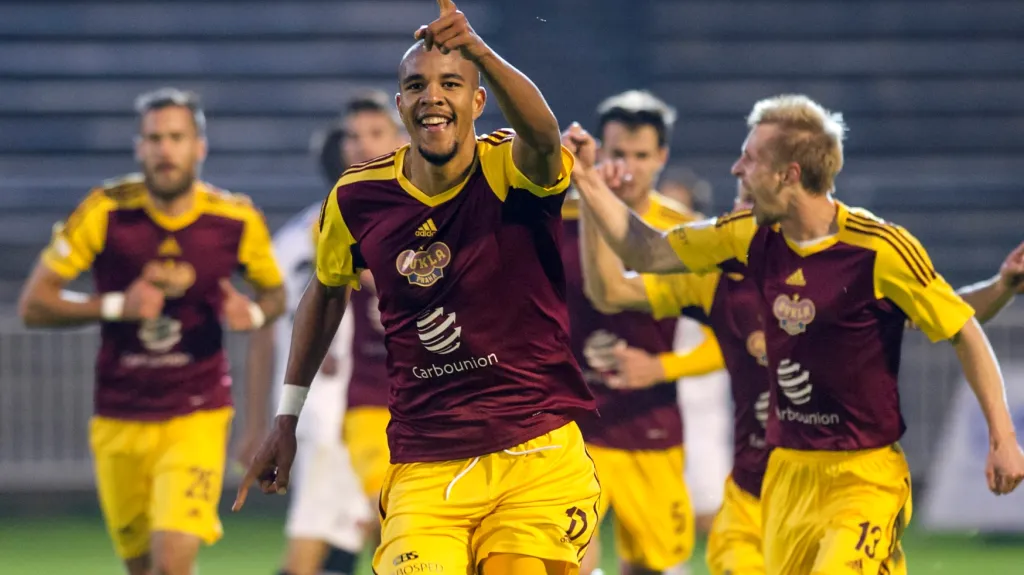  David Jean Beauguel (uprostřed) slaví se svými spoluhráči z Dukly Praha vstřelenou branku