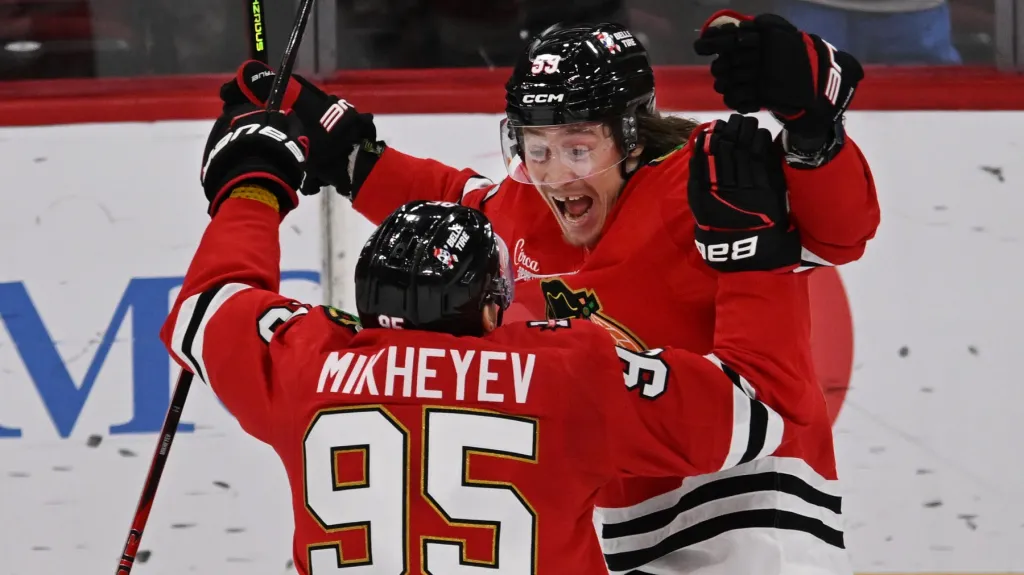 Tyler Bertuzzi z Chicaga slaví završení hattricku