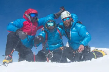 Čeští horolezci na vrcholu Muču Kiš