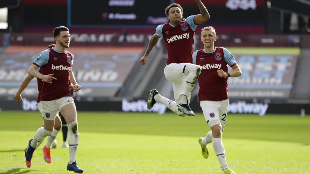 Fotbalisté West Hamu se radují z gólu v Premier League