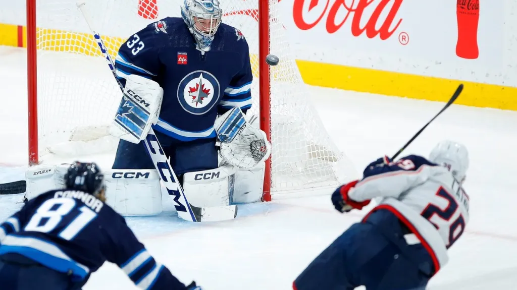 David Rittich čelí střele v zápase s Columbusem