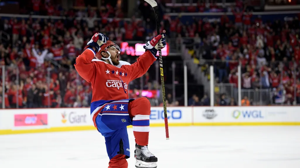 Michal Kempný slaví gól v utkání proti Rangers