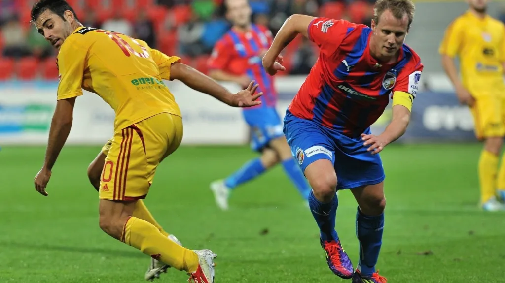 Plzeňský David Limberský v souboji s Néstorem Albiachem z Dukly 