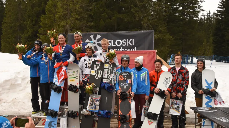 Snowboardcrossaři Jan Kubičík a Michal Hanko (uprostřed) s bronzovou medailí